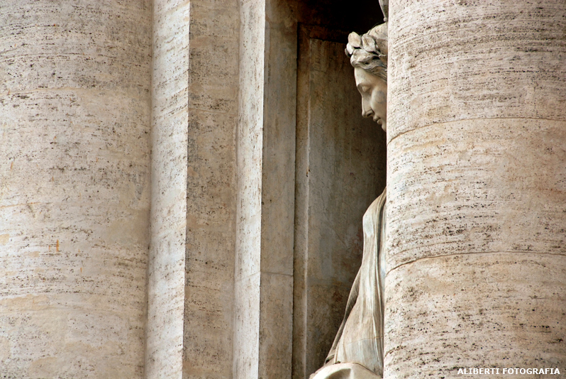 Roma Fontana di Trevi/statua Salubrit 