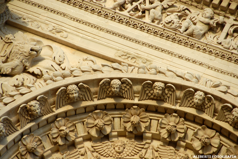 Lecce / Basilica di Santa Croce / bassorilievo