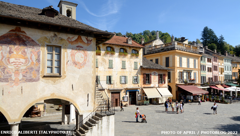Orta San Giulio Piazza Motta / primavera sul lago