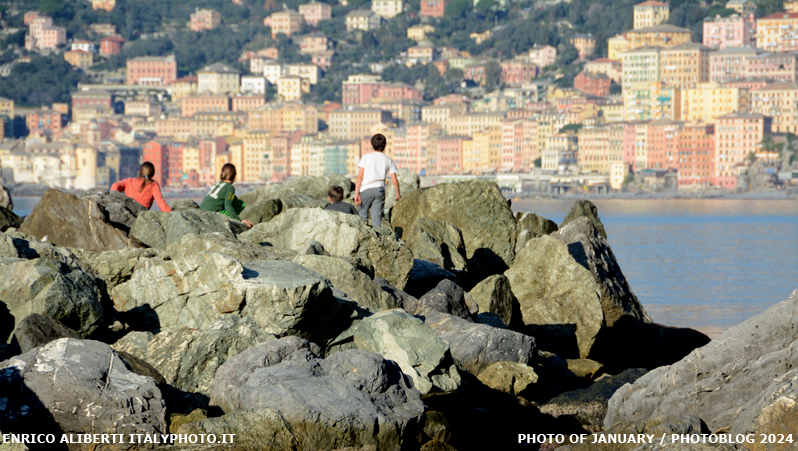Camogli / ragazzi davanti all'incanto