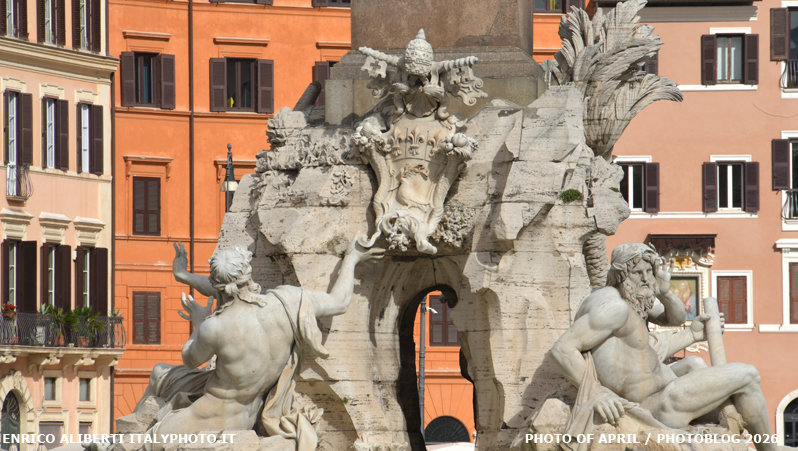 Fontana dei Quattro Fiumi nei colori di Roma
